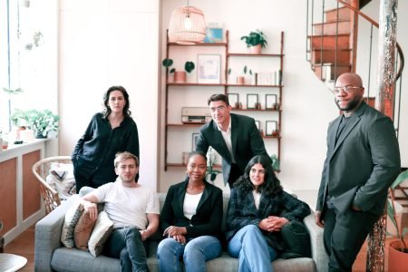 Photo de l’équipe Indifair réunie dans un espace chaleureux, reflétant la diversité, la cohésion et l’expertise de l’entreprise.